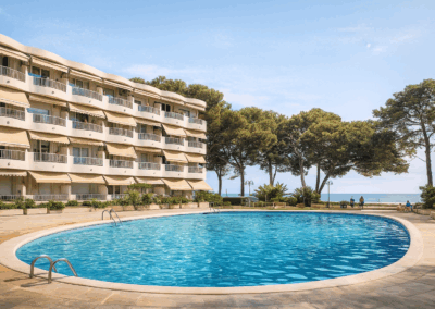 Piscina comunitaria con acceso a la playa